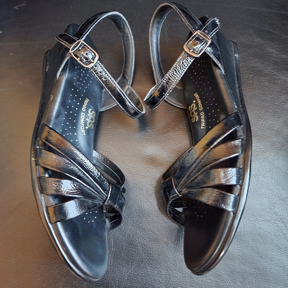 EUC in Original Box Quarter Strap Wedge Sandal - Picture 8 of 11